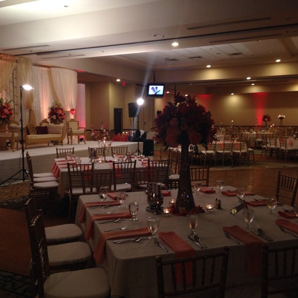 Foto scattata a Waterford Banquet &amp; Conference Center da Farah J. il 9/22/2013