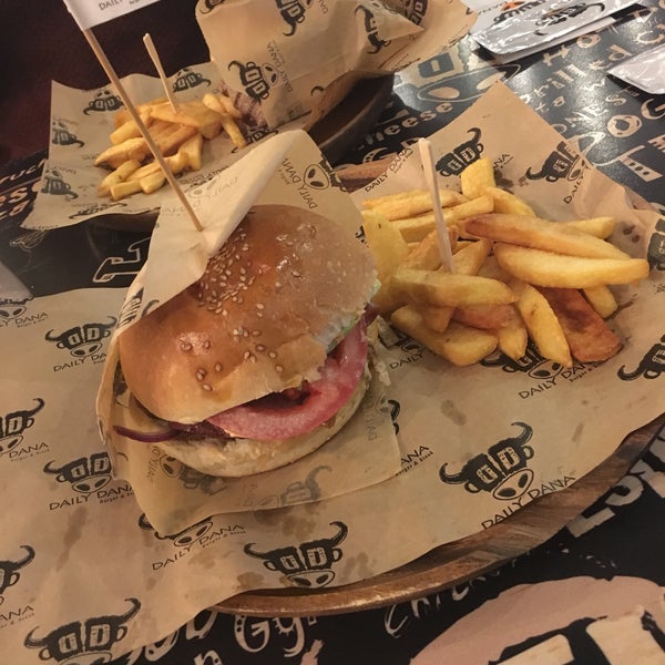 Foto tirada no(a) Daily Dana Burger &amp; Steak por İlknur S. em 3/20/2018