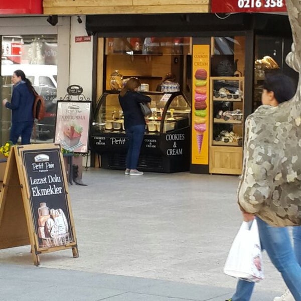 Das Foto wurde bei Petit Pain Patisserie von Sertaç G. am 4/23/2016 aufgenommen