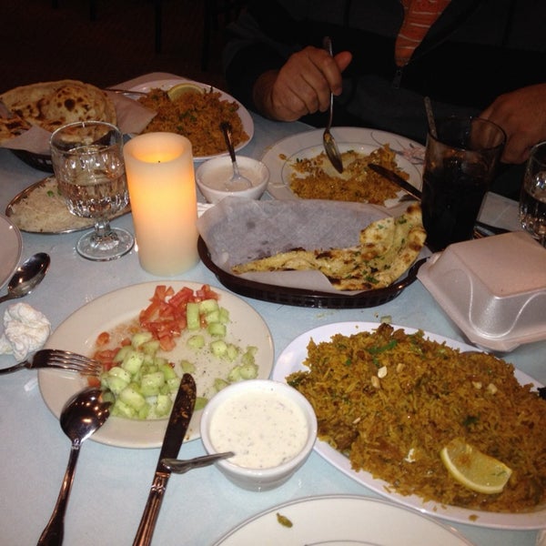 Foto scattata a Amber Indian Restaurant da Mohammed A. il 12/27/2013
