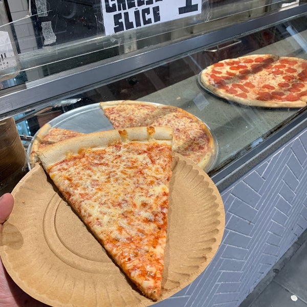 Foto scattata a 2 Bros. Pizza da Nico A. il 10/25/2022