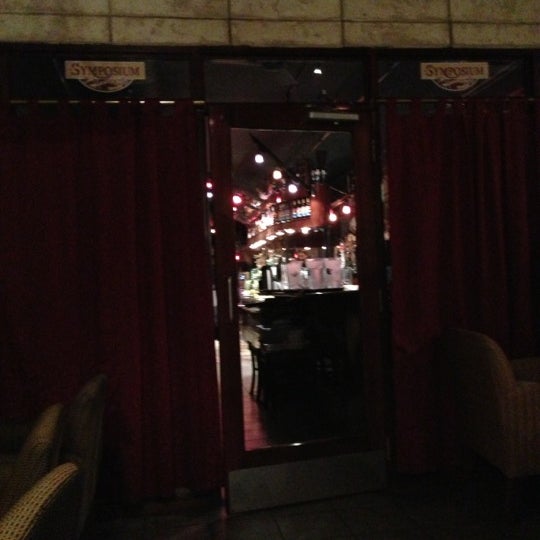 12/8/2012 tarihinde Tyler W.ziyaretçi tarafından Symposium Cafe Restaurant Waterloo'de çekilen fotoğraf