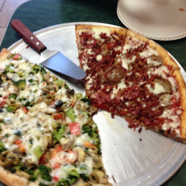 Foto tirada no(a) Sergio&#39;s Pizza of Wakefield por David H. em 5/6/2013