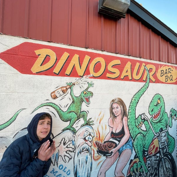 4/17/2022 tarihinde Emma B.ziyaretçi tarafından Dinosaur Bar-B-Que'de çekilen fotoğraf