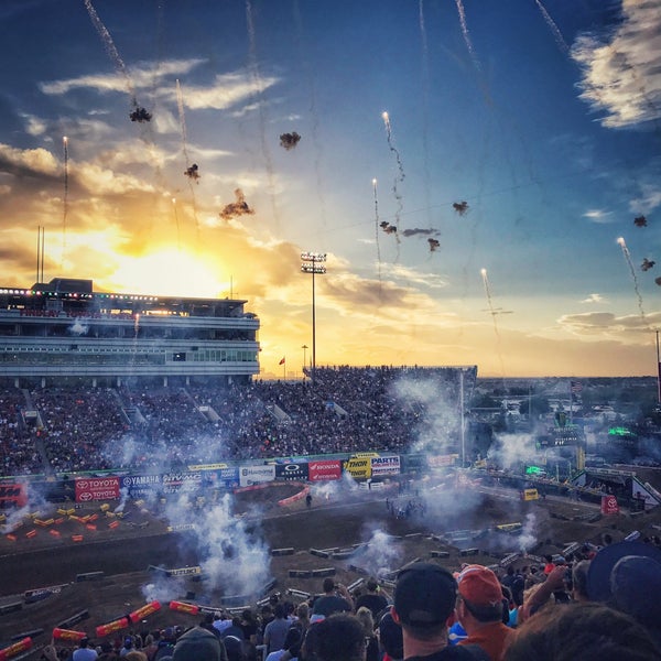 รูปภาพถ่ายที่ Sam Boyd Stadium โดย Alejandro B. เมื่อ 5/7/2017