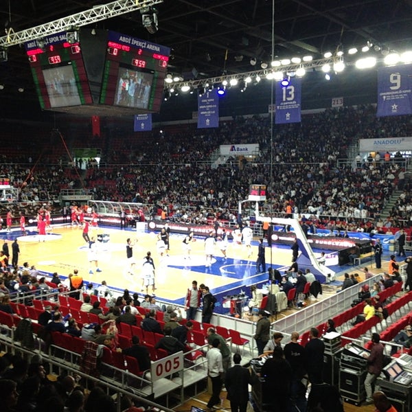 รูปภาพถ่ายที่ Abdi İpekçi Arena โดย Baris Y. เมื่อ 4/19/2013