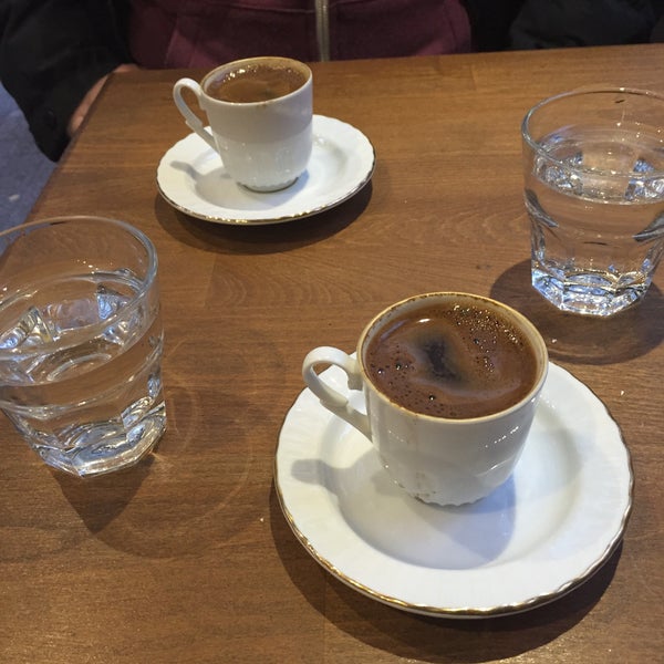 Foto diambil di İstanbull Café &amp; Fal &amp; Restaurant oleh Yilmaz Ö. pada 11/17/2015