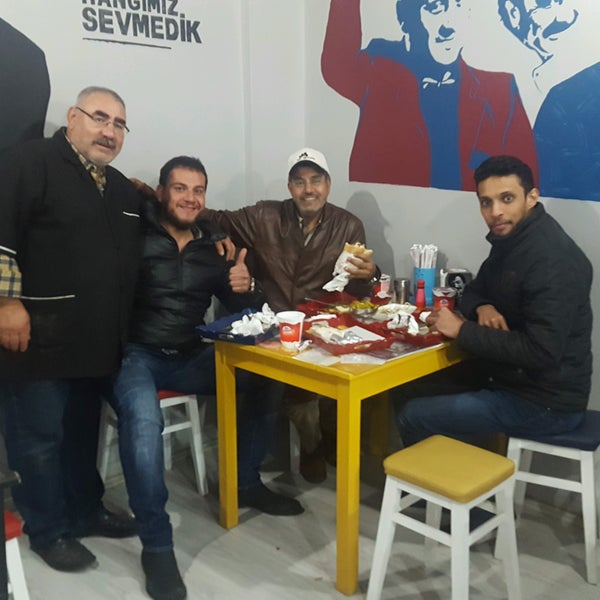 Foto tomada en Köfteci Hüseyin  por Burak U. el 4/22/2017