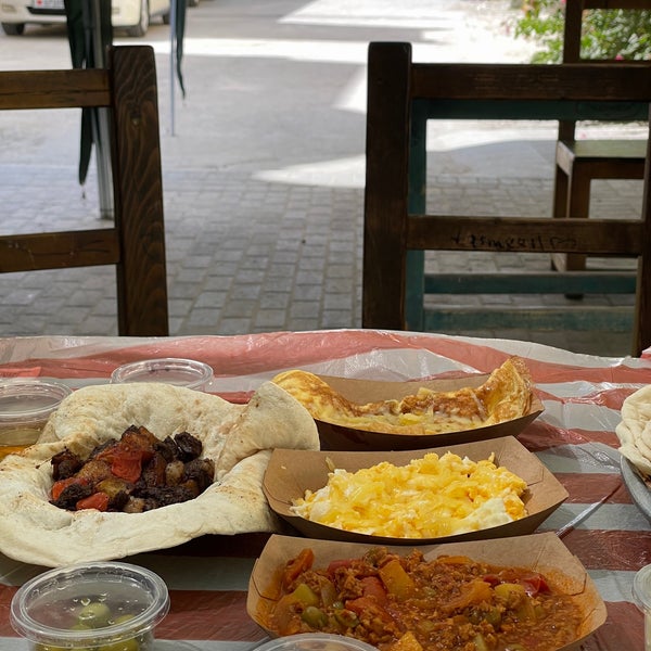 Foto diambil di Emmawash Traditional Restaurant | مطعم اموش oleh Eng.R7 pada 2/24/2022