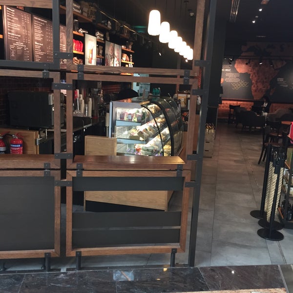 Foto tirada no(a) Starbucks por Andrew T. em 1/4/2018