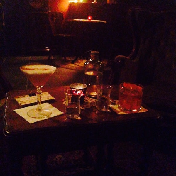 2/7/2016 tarihinde Fien H.ziyaretçi tarafından Old Fashioned Cocktail &amp; Absinthe Bar'de çekilen fotoğraf