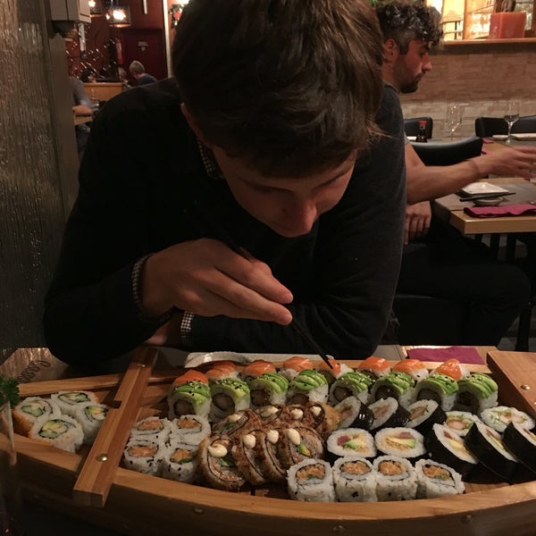 Foto diambil di Sushi Paradise oleh Axelle H. pada 10/24/2016