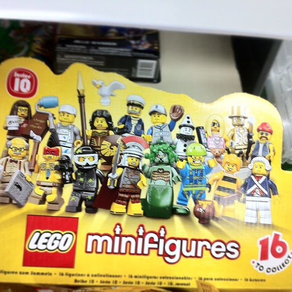 Photo taken at Toys"R"Us by Melinda L. on 10/3/2013