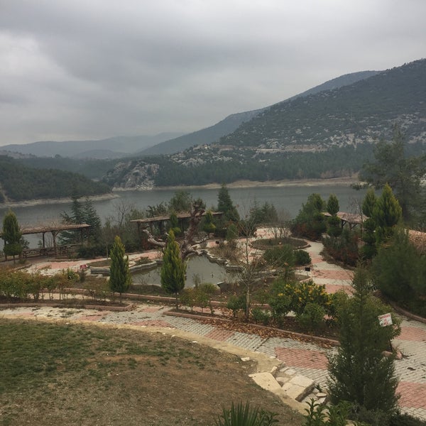 Das Foto wurde bei Bucak Oğuzhan Kent Ormanı Restoranı von Anıl Sinan D. am 12/10/2019 aufgenommen