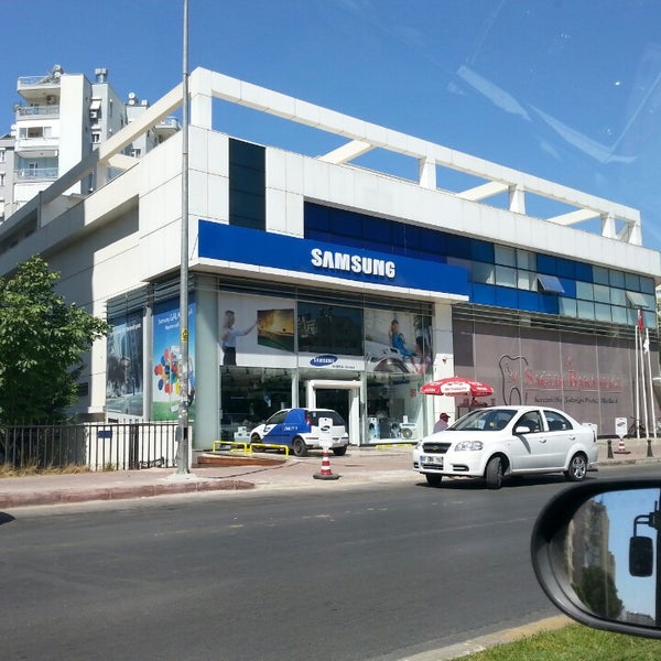 Das Foto wurde bei Çağdaş Holding Samsung Digital Plaza von Mehmet Fatih Ç. am 7/5/2013 aufgenommen