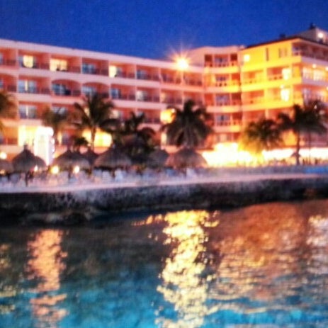 รูปภาพถ่ายที่ El Cozumeleño Beach Resort โดย Juan Diego C. เมื่อ 7/28/2013