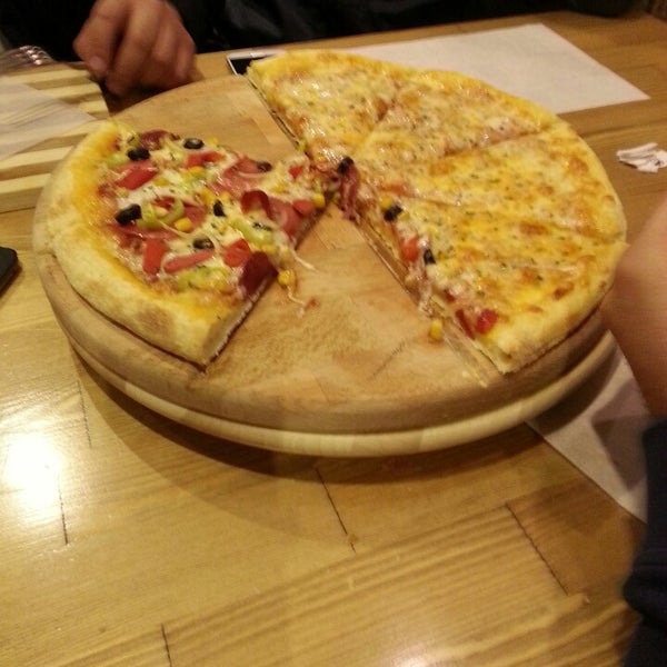 Снимок сделан в Happy&#39;s Pizza пользователем Mert G. 12/6/2013