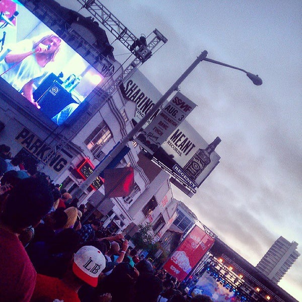 รูปภาพถ่ายที่ Sunset Strip Music Festival โดย Oscar H. เมื่อ 8/4/2013