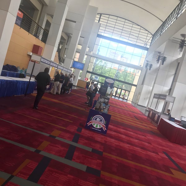 รูปภาพถ่ายที่ Charlotte Convention Center โดย John R. เมื่อ 9/18/2018