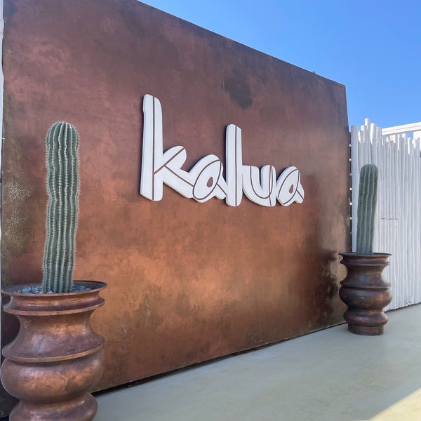 รูปภาพถ่ายที่ Kalua โดย Aziz เมื่อ 8/19/2023