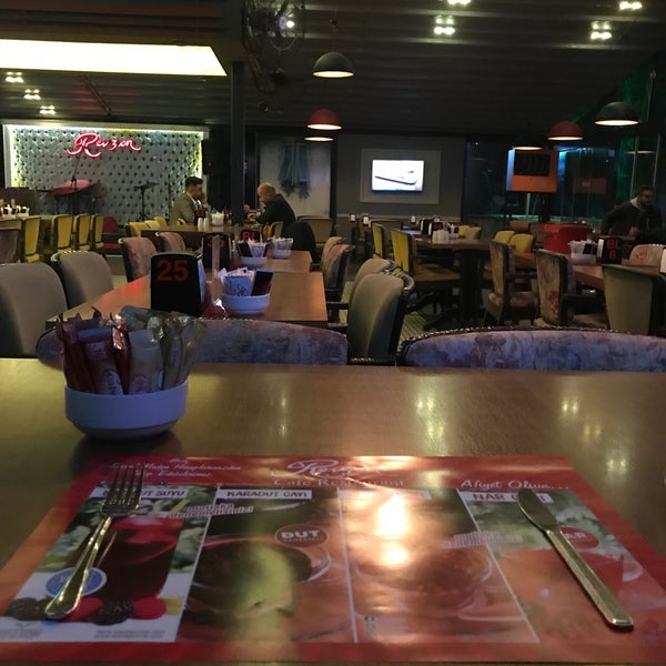 12/11/2019에 Lesa L.님이 Revzen Cafe Food &amp; Restaurant에서 찍은 사진