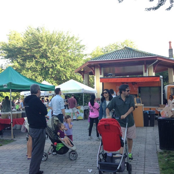 รูปภาพถ่ายที่ Hamilton Park Farmers Market โดย Andrea D. เมื่อ 6/5/2013