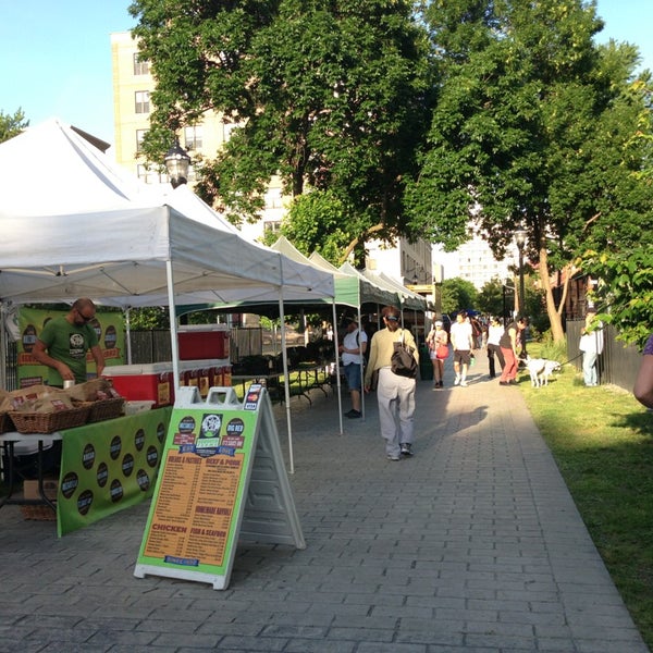 รูปภาพถ่ายที่ Hamilton Park Farmers Market โดย Andrea D. เมื่อ 6/5/2013