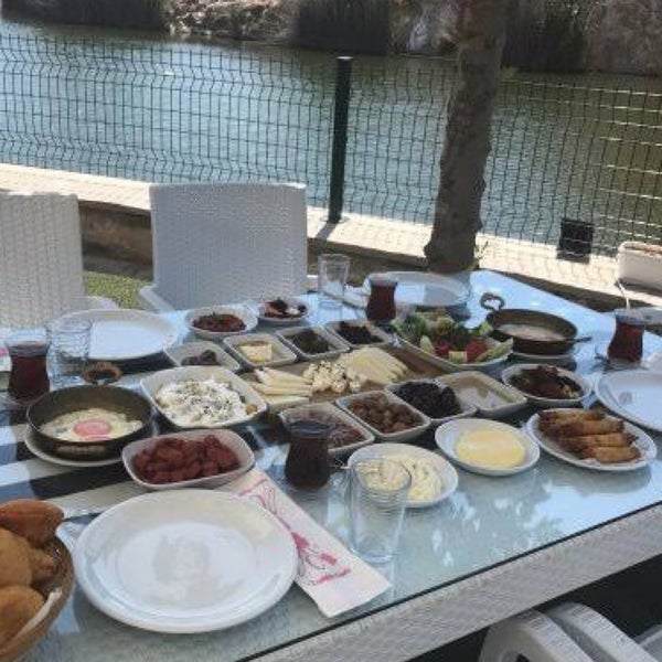 Foto diambil di Saklıgöl Restaurant &amp; Cafe oleh 👑ilh@n👑 pada 7/16/2019