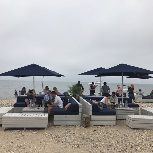 Das Foto wurde bei Navy Beach Restaurant von Munny K. am 6/24/2018 aufgenommen