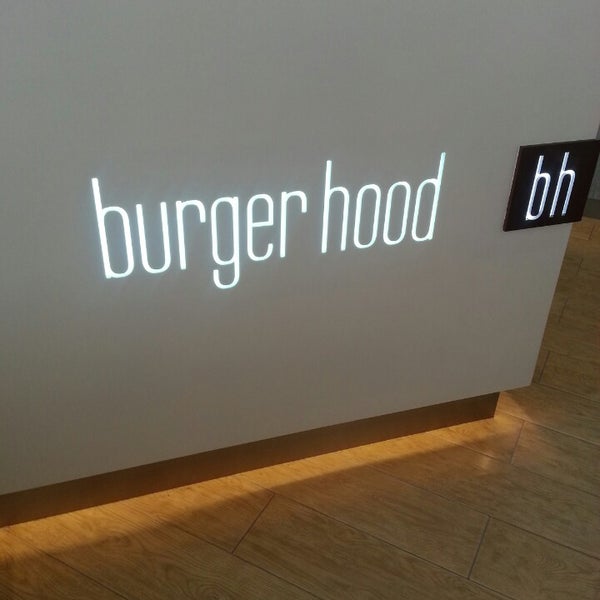 4/19/2013 tarihinde Samer H.ziyaretçi tarafından Burger Hood برجر هوود'de çekilen fotoğraf