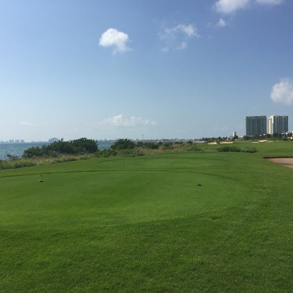 Das Foto wurde bei Puerto Cancún Golf Club von Armando L. am 4/26/2016 aufgenommen
