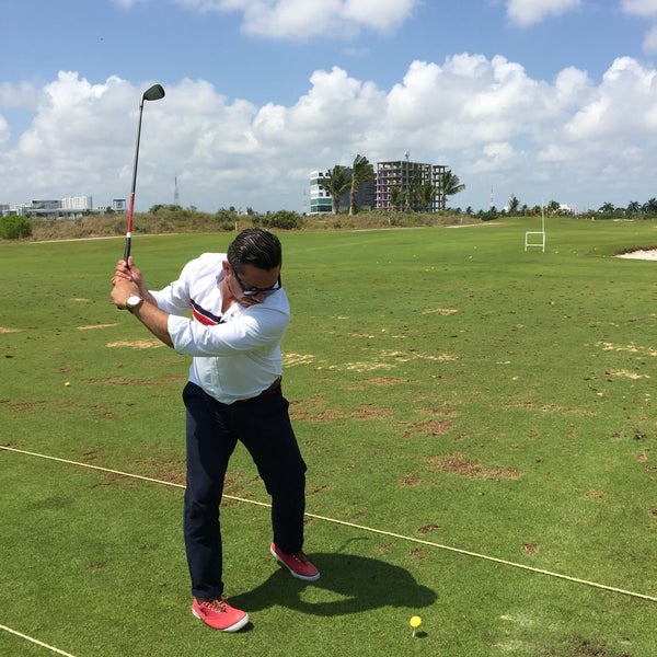 Das Foto wurde bei Puerto Cancún Golf Club von Armando L. am 4/26/2016 aufgenommen