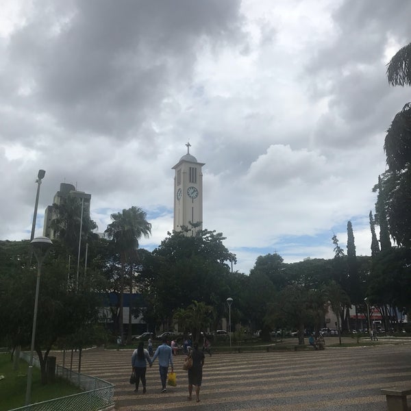 Photo taken at Praça Tubal Vilela by Tadeu S. on 11/30/2018