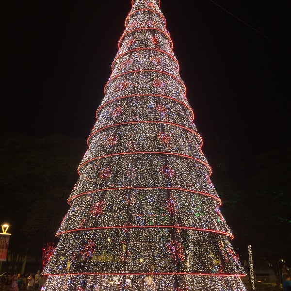Photo taken at Praça Tubal Vilela by Tadeu S. on 12/30/2014