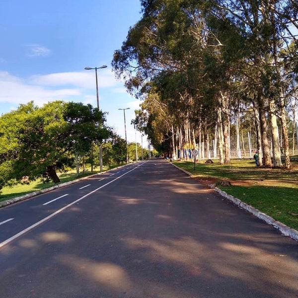 รูปภาพถ่ายที่ Parque do Sabiá โดย Tadeu S. เมื่อ 3/6/2020