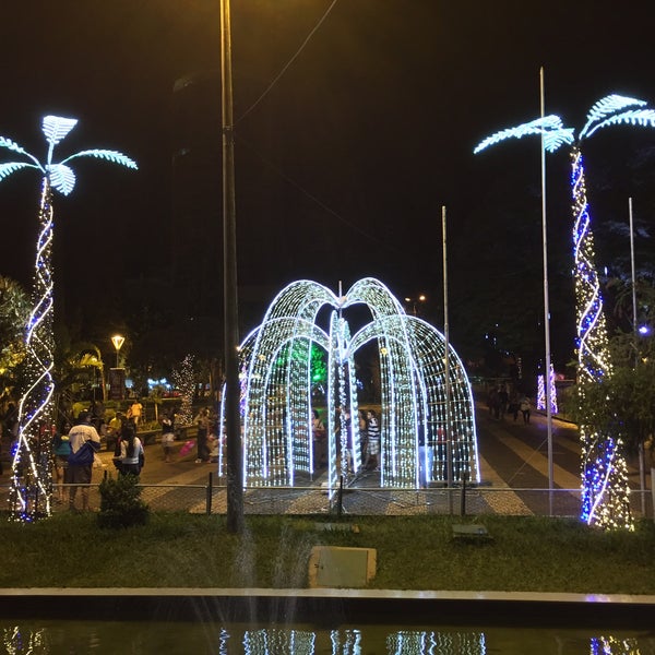 Photo taken at Praça Tubal Vilela by Tadeu S. on 12/29/2015