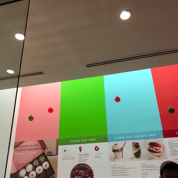 Photo taken at Sprinkles Cupcakes by Gary D. on 12/30/2017
