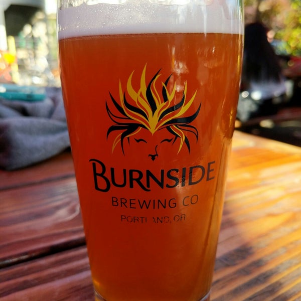 Foto scattata a Burnside Brewing Co. da Tony S. il 5/21/2018