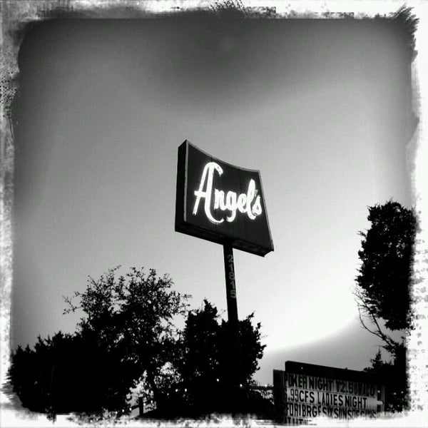 Снимок сделан в Angel&#39;s Icehouse пользователем Melly B. 12/1/2012