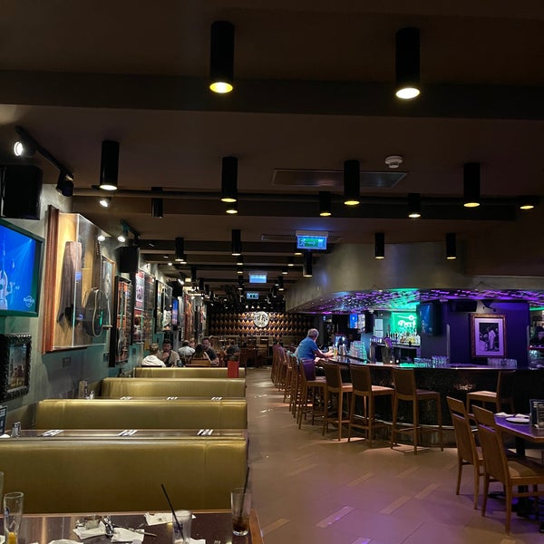 Foto diambil di Hard Rock Cafe Budapest oleh Stella S. pada 8/16/2022