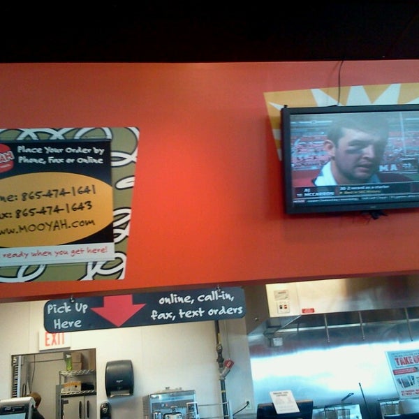 Foto diambil di MOOYAH Burgers, Fries &amp; Shakes oleh Jennifer L. pada 10/5/2013