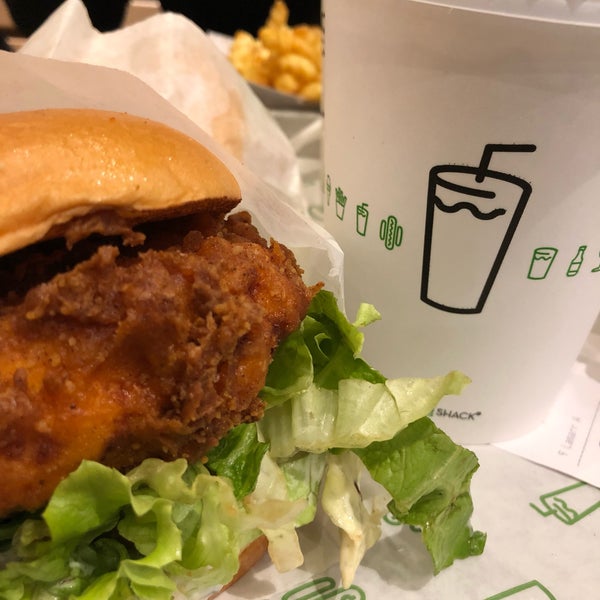 Photo taken at Shake Shack by Vinicius A. on 5/4/2019