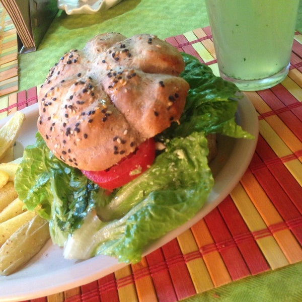 รูปภาพถ่ายที่ Shiva Station Restaurante Vegetariano Vegano โดย Merari M. เมื่อ 5/1/2014