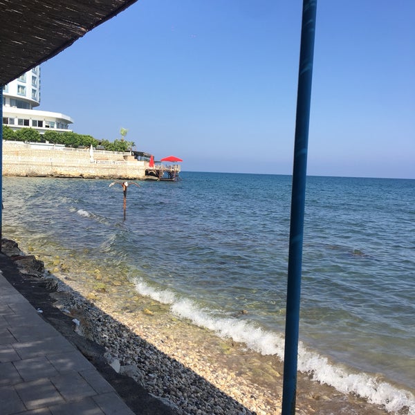 Foto diambil di Çakıl Restaurant oleh Sinem B. pada 8/27/2021