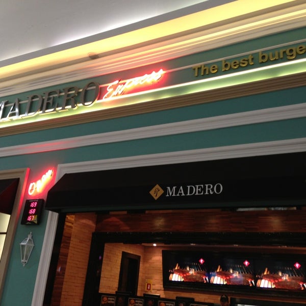 Photo taken at Madero Burger by Gui Saito on 6/12/2013