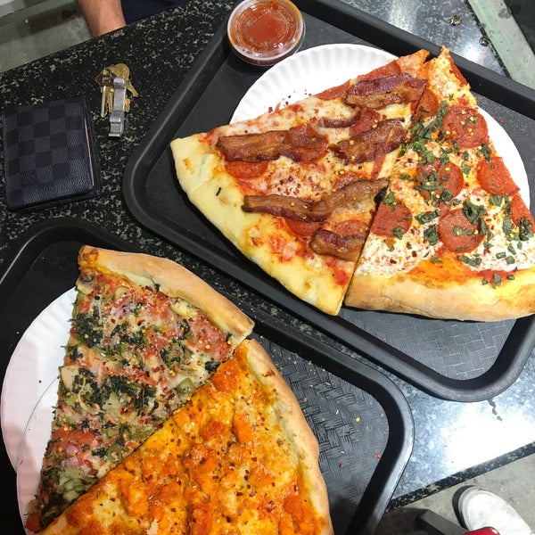 9/27/2017 tarihinde Kearney S.ziyaretçi tarafından Ray&#39;s Pizza'de çekilen fotoğraf