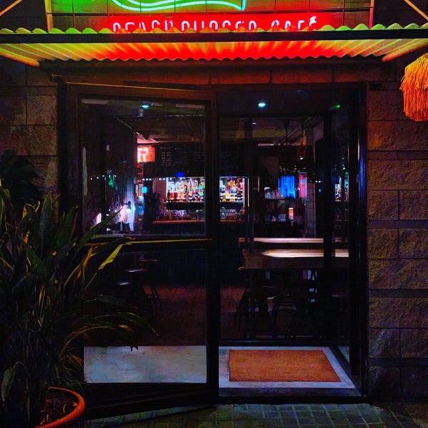 Photo taken at Makamaka Beach Burger Café by Motab on 7/25/2022