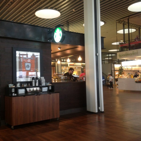 รูปภาพถ่ายที่ Starbucks โดย Greg D. เมื่อ 6/1/2013