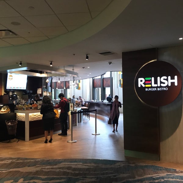 Foto tomada en Relish Burger Bistro  por Joel V. el 5/29/2019