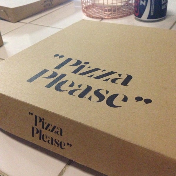รูปภาพถ่ายที่ &quot;Pizza Please&quot; โดย Kouki เมื่อ 9/23/2015